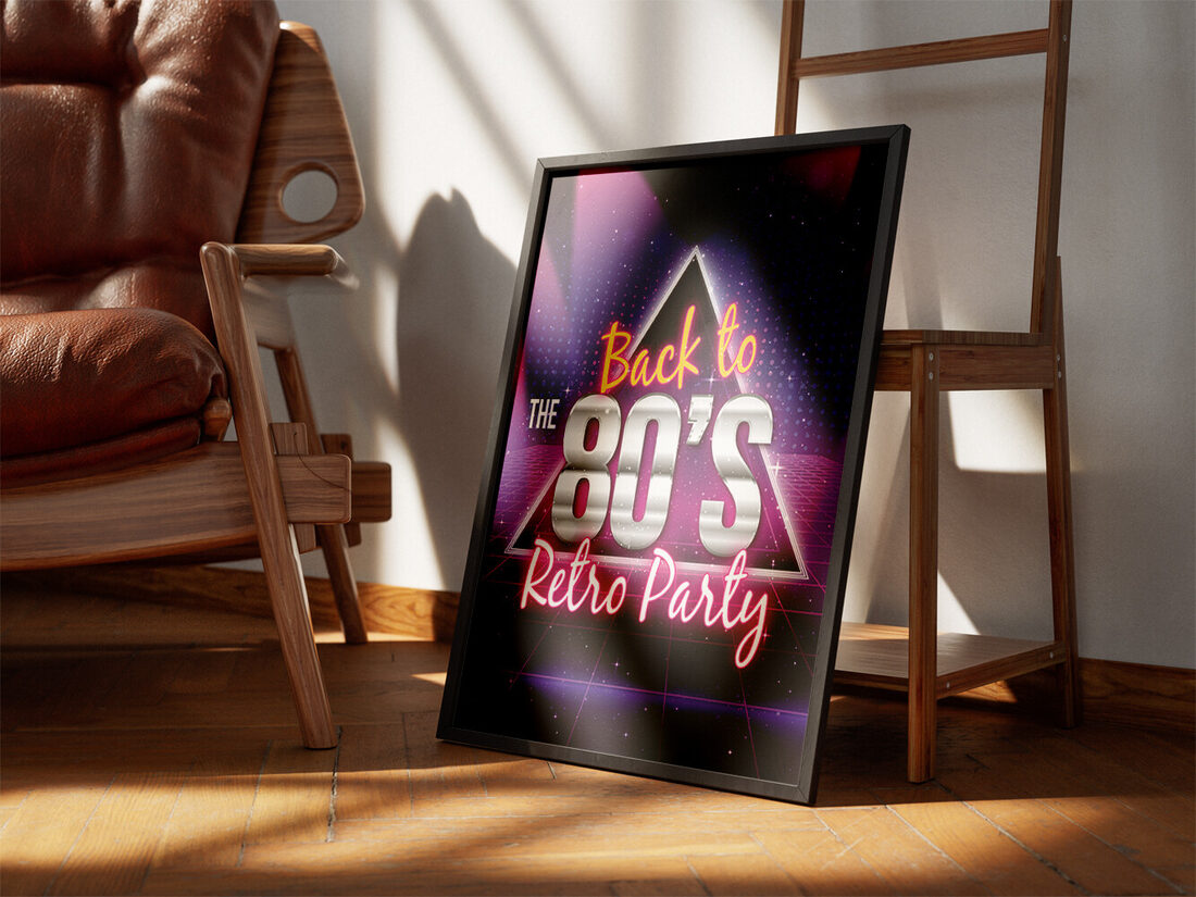 Neon yazılar, gümüş renkli '80' rakamları, parlayan bir üçgen, kareli zemin ve yıldızlı mor arka plana sahip, 80'ler retro parti posterinin dijital illüstrasyonu.