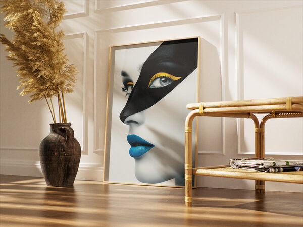 Cesur siyah bir maske, canlı sarı kanatlı eyeliner ve elektrik mavisi mat dudaklarla stilize edilmiş bir yüzün yakın çekim profili, bembeyaz bir arka plan önünde.