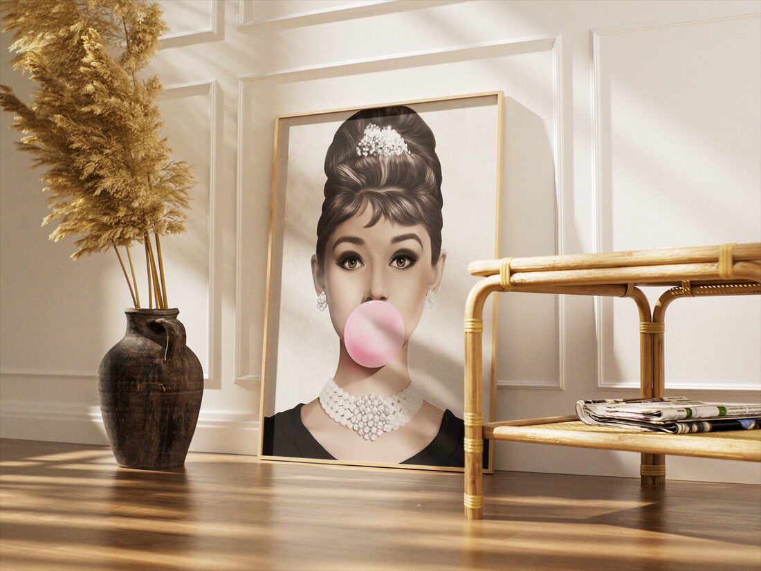 Audrey Hepburn'e benzeyen, yüksek topuzlu, ışıltılı saç aksesuarı, inci küpeler, inci kolye ve pembe sakız çiğneyen bir kadının stilize edilmiş portresi.