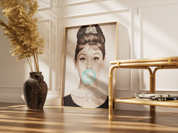 Siyah elbise, inciler ve taç takmış, Audrey Hepburn'e benzeyen bir kadının büyük, açık mavi bir sakız balonu üflediği stilize edilmiş portre.