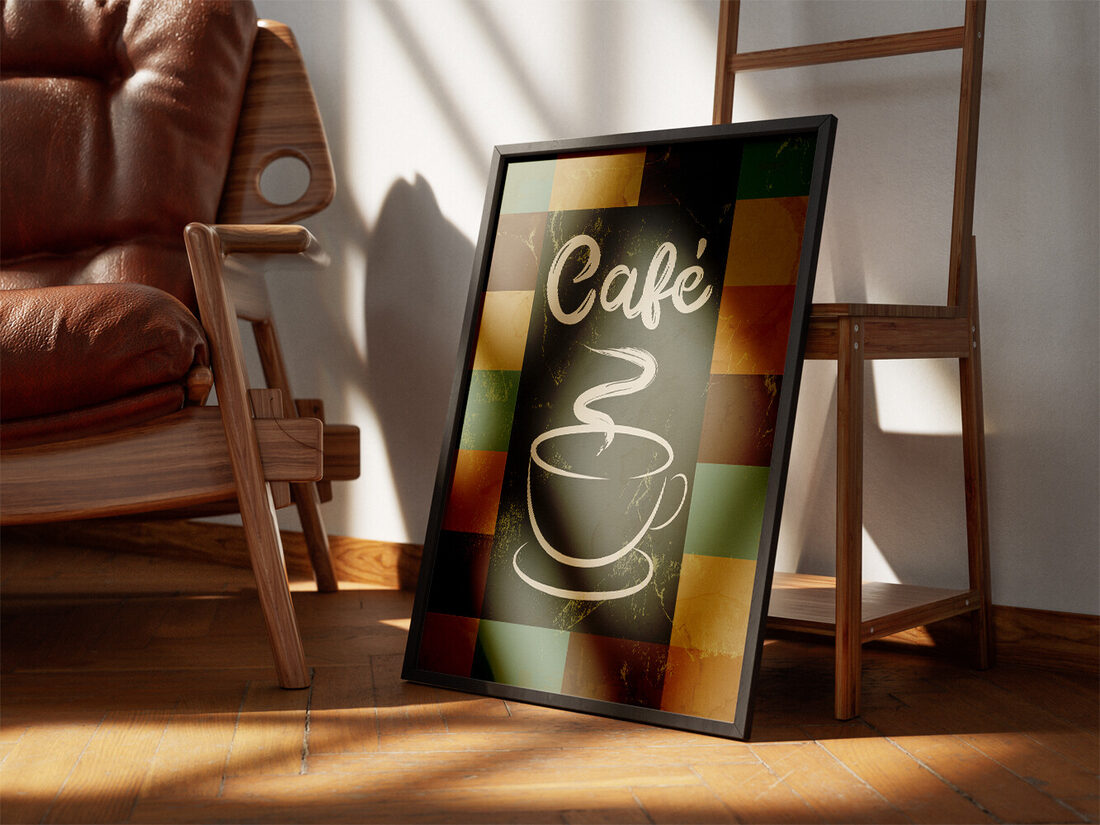 Eski tarzda tasarlanmış, koyu yeşil, yıpranmış bir panel üzerinde "Café" yazısı ve dumanı tüten bir kahve fincanı bulunan grafik sanat eseri, etrafı toprak tonlarında kahverengi ve turkuaz renkli bir mozaikle çevrili.