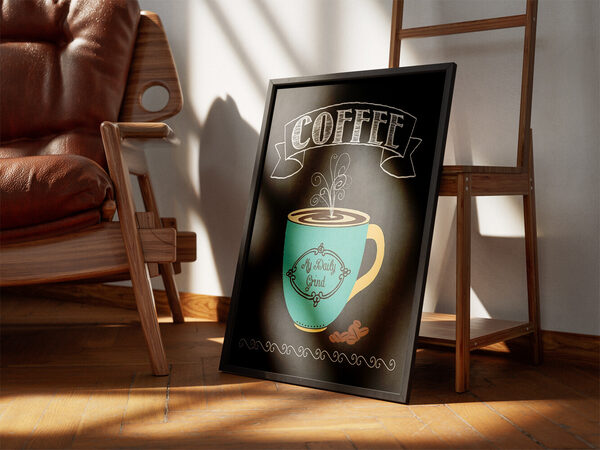 Üzerinde 'My Daily Grind' yazan turkuaz renkli bir kahve fincanı, 'COFFEE' yazılı bir pankart ve kahve çekirdekleri bulunan, kara tahta tarzında bir sanat eseri.
