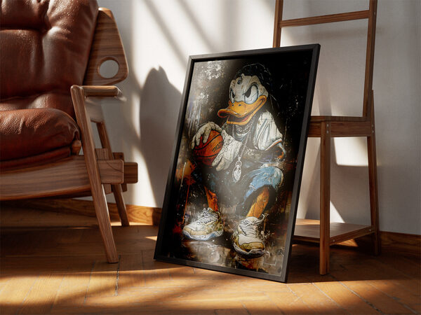 Sokakta yapılmış grafiti sanatında, çömelmiş halde, elinde basketbol topu tutan, ters takılmış şapka ve zincirler takmış Donald Duck tasviri.