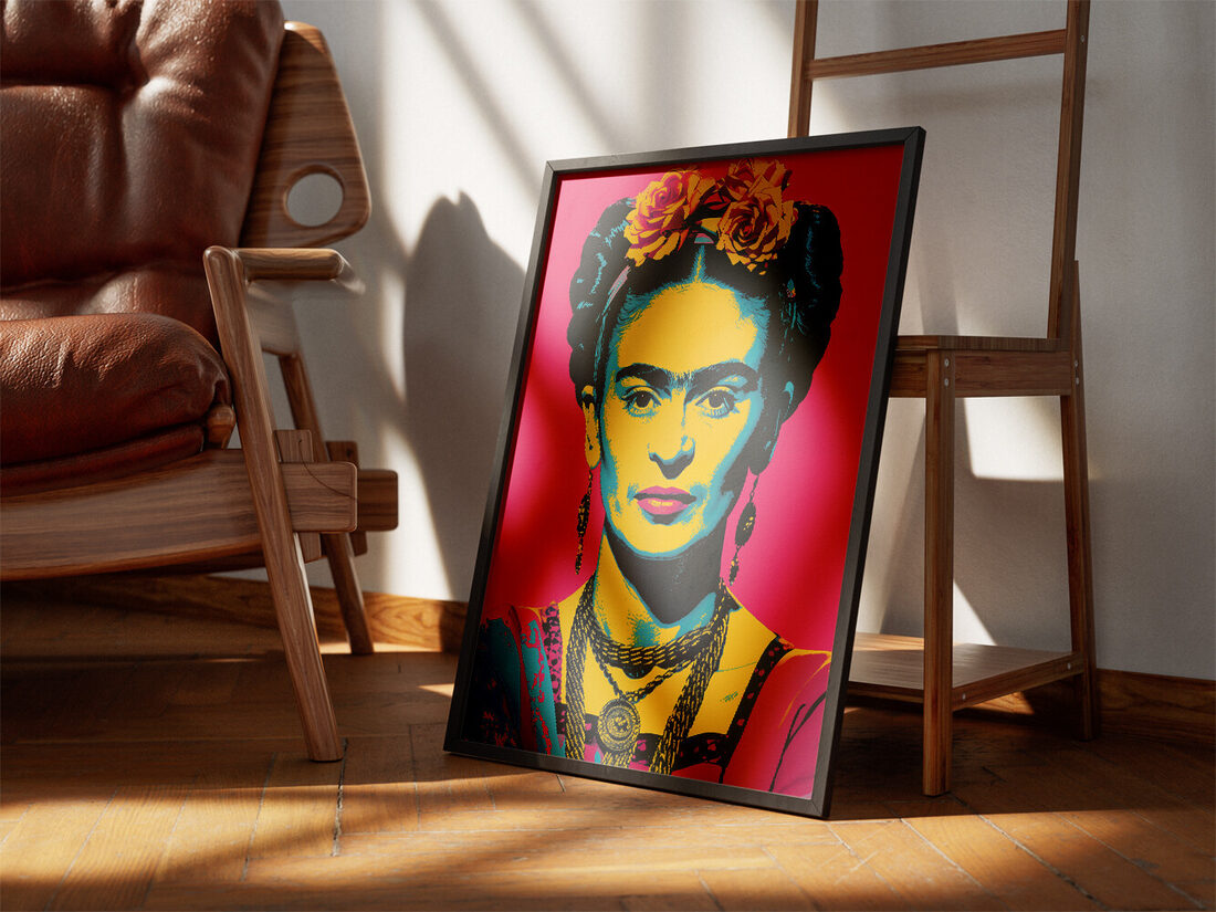 Frida Kahlo'nun saçında güller ve geleneksel takılar bulunan, sarı, turkuaz ve pembe tonlarında canlı bir Pop Art portresi.