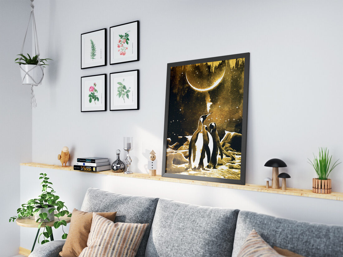 Altın tonlarında yapılmış bu sanat eserinde, buzlu bir arazide, parlak hilal ay ve yıldızlı gökyüzü altında üç imparator penguen resmedilmiştir.