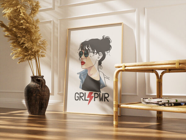 Koyu renk saçları topuz yapılmış, güneş gözlüğü ve kot ceket giyen bir kadının stilize edilmiş illüstrasyonu, altında 'GRL⚡PWR' yazısıyla birlikte.