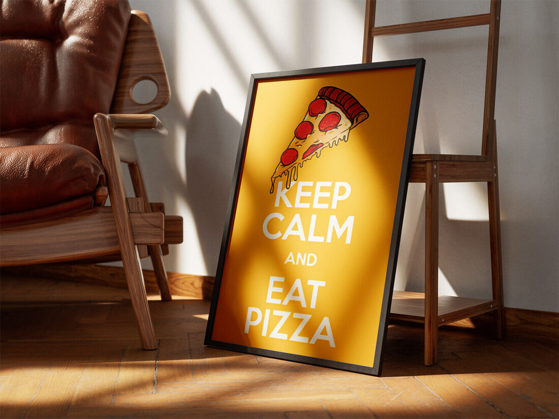 Parlak sarı bir arka plan üzerinde erimiş peynirli bir dilim pepperoni pizzanın karikatür çizimi, altında beyaz renkte "SAKİN OLUN VE PİZZA YİYİN" yazısı.