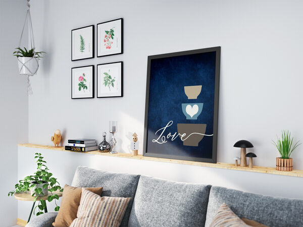 Üst üste dizilmiş üç kaseyi (bej, kalpli mavi, kahverengi) ve koyu mavi dokulu bir arka plan üzerinde beyaz yazıyla yazılmış 'Love' kelimesini içeren stilize edilmiş grafik sanat eseri.