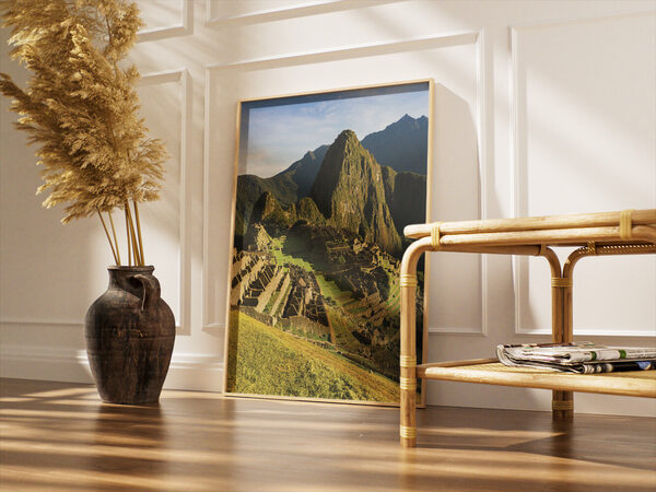 Machu Picchu antik kentinin, yemyeşil teraslarının ve ikonik Huayna Picchu dağının mavi gökyüzü altında çekilmiş yüksek açılı fotoğrafı.
