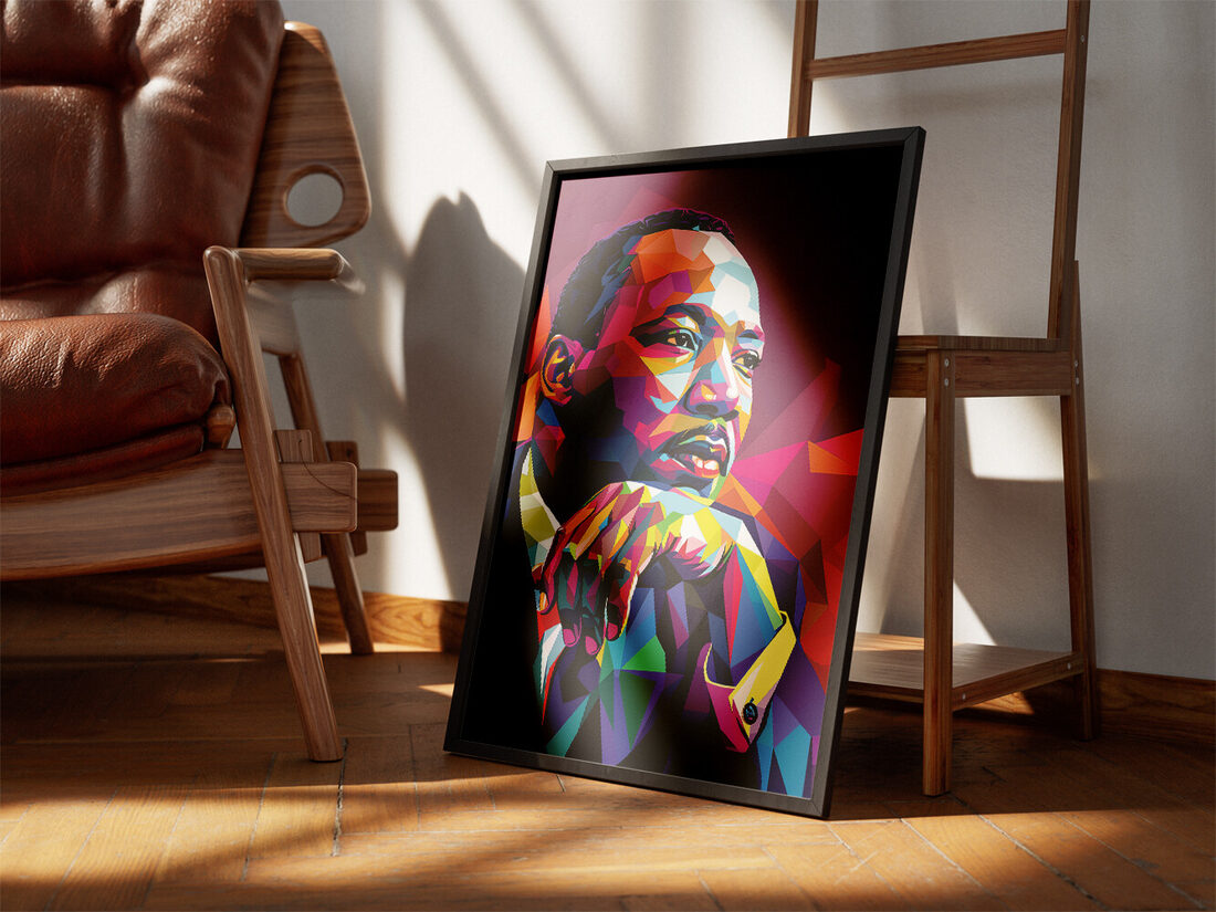 Martin Luther King Jr.'ın, eli çenesinde, düşünceli bir pozda tasvir edildiği, canlı, çok renkli geometrik bir portre.