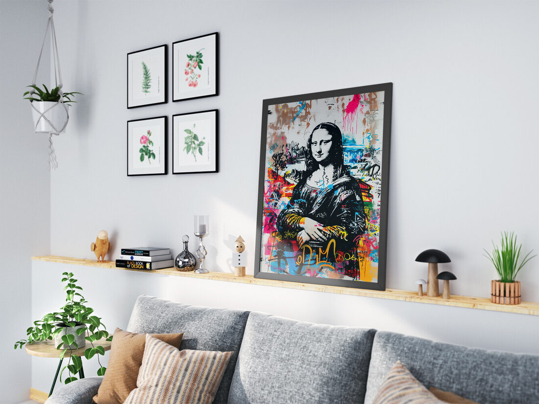 Pembe, mavi, sarı ve turuncu sprey boyayla yapılmış renkli, katmanlı grafiti zemin üzerine siyah beyaz Mona Lisa şablonu.