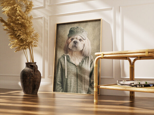 Dokulu bir arka plan önünde, yeşil askeri tarzda bir şapka ve gri-yeşil fermuarlı bir kapüşonlu giyen, ciddi bir ifadeye sahip bir Shih Tzu köpeğinin başı.