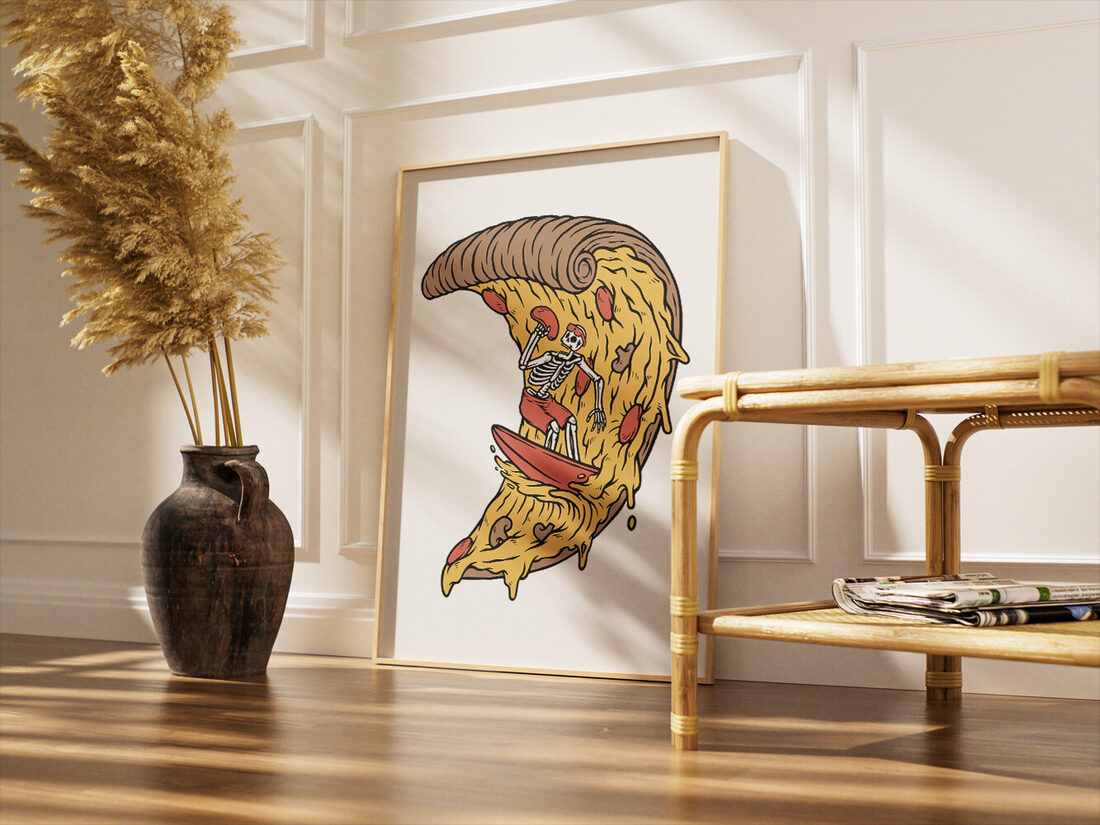 Mayo ve güneş gözlüğü takmış bir iskeletin, pepperoni ve mantarlı dev bir pizza dilimi dalgası üzerinde sörf yapmasını gösteren komik bir dijital illüstrasyon.